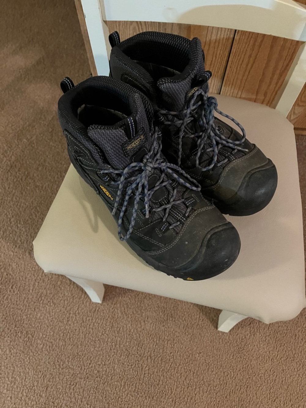 Keen mens Black and Gray Hiking Boots